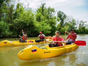 kanoe na rieke Malý Dunaj počas splavu